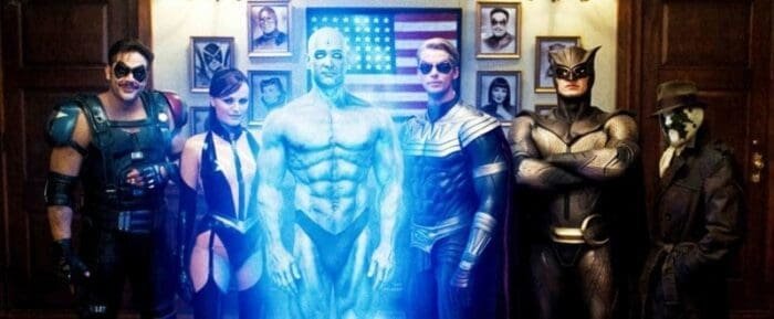  [De gauche à droite : Le comédien, Spectre Soyeux II, Dr Manhattan, Ozymandias, le Hibou II et Rorschach]