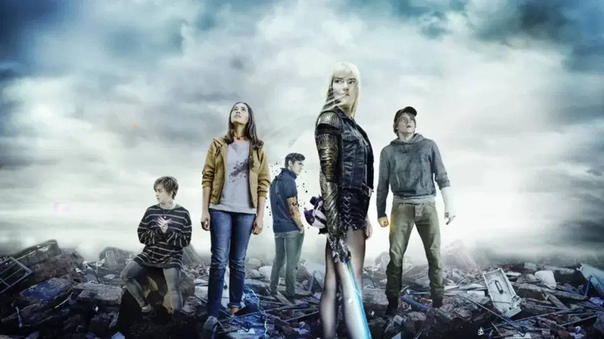 Cinq adolescents se tiennent debout sur des décombres sous un ciel orageux dans une image des Nouveaux Mutants