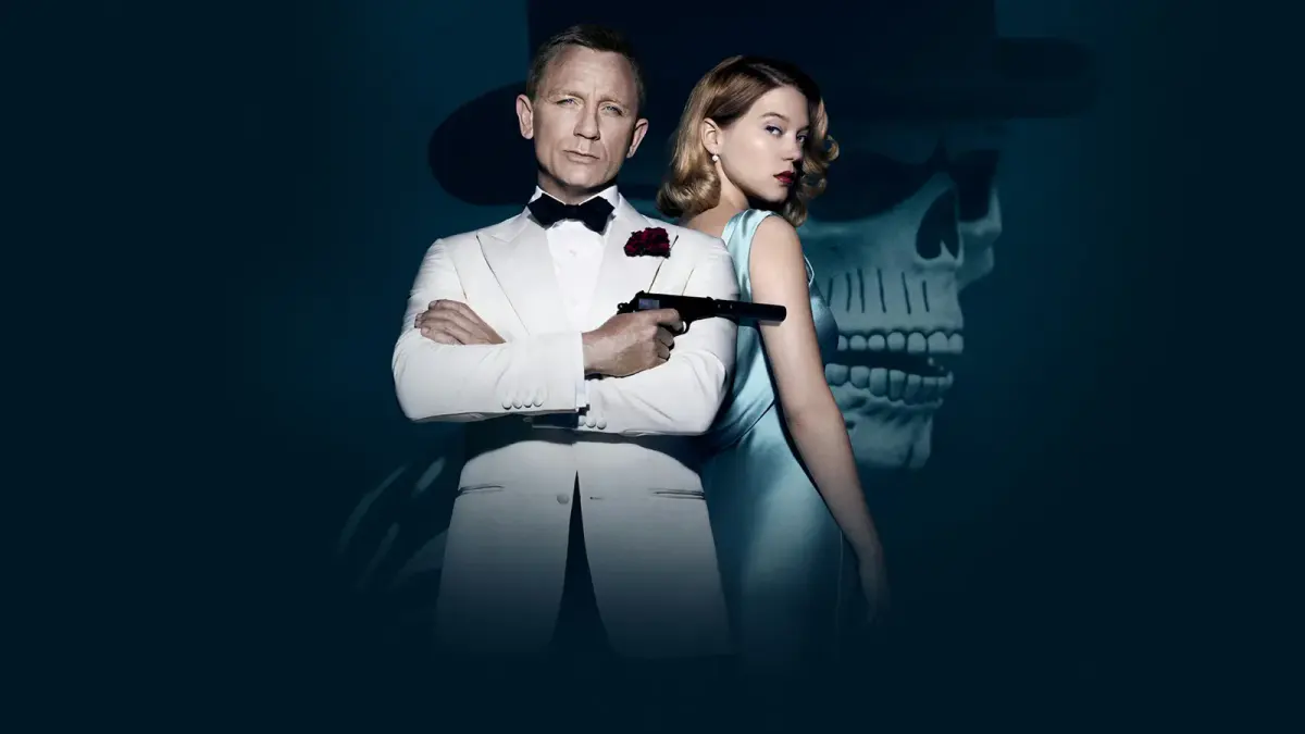 James Bond en smoking blanc, pistolet en main, dos à dos avec une femme blonde devant un crâne, visuel de Spectre
