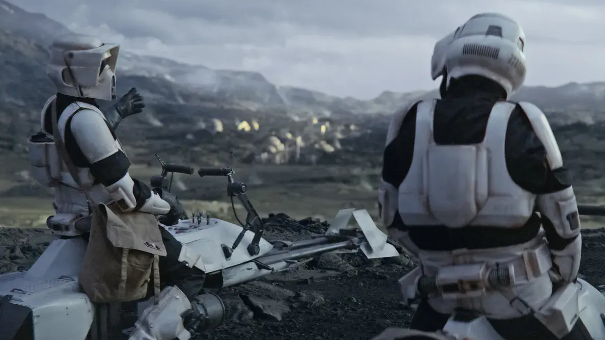 Deux scout troopers et leurs speeder bikes dans le chapitre 8 de The Mandalorian, l'épisode réalisé par Taika Waititi
